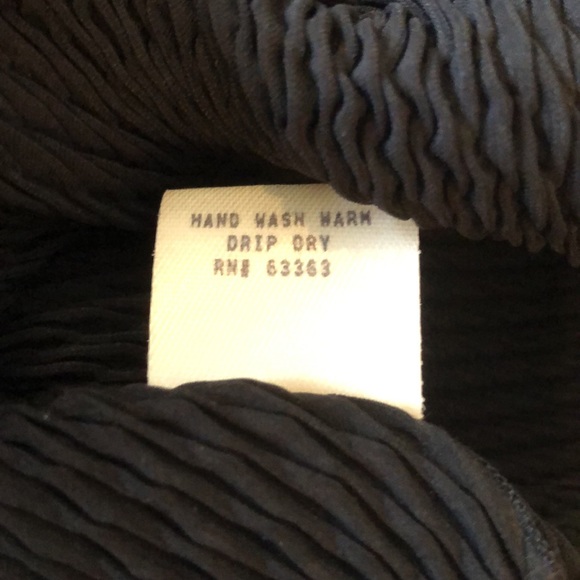 Cache Stunning accordion stretch, piping trimmed, ruffle edged sleeveless blouse - Picture 9 of 10